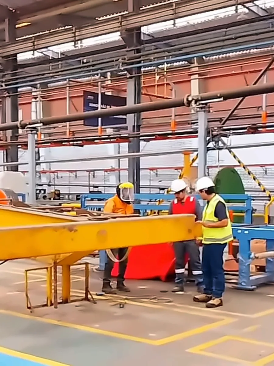 Izaje de una viga dentro de una planta industrial con supervisión del personal