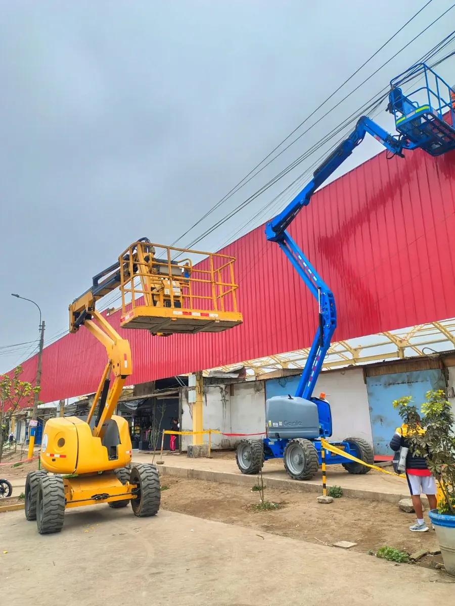 Manlifts articulados en trabajo en altura sobre una fachada